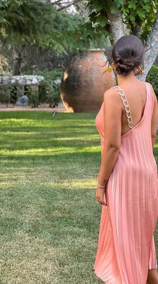 Vestido midi Zara salmón plisado cadena dorada