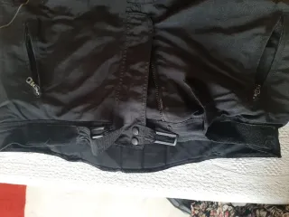 Pantalones de moto negros y grises