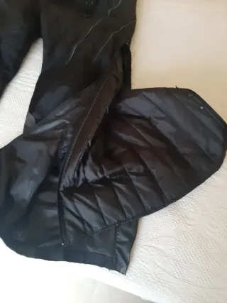 Pantalones de moto negros y grises