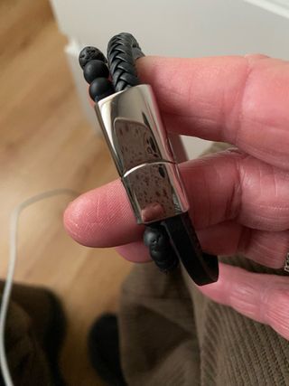 Pulseras de cuero y abalorios (6.00€ c/u)