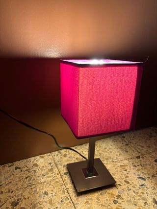 Lámpara de mesita morada.