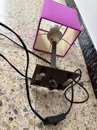 Lámpara de mesita morada.