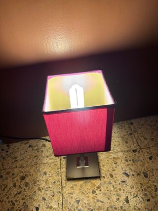 Lámpara de mesita morada.