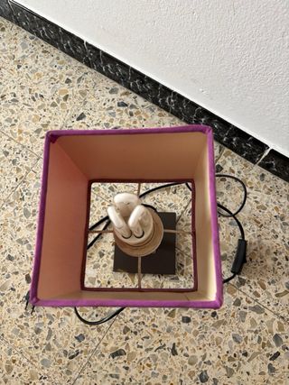 Lámpara de mesita morada.