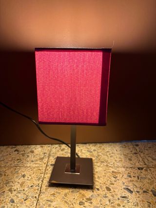 Lámpara de mesita morada.