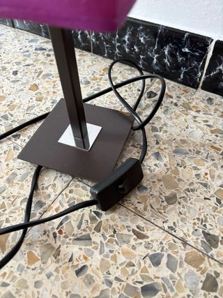 Lámpara de mesita morada.