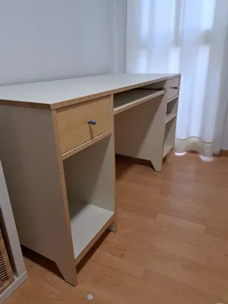 Escritorio con cajones y estantes