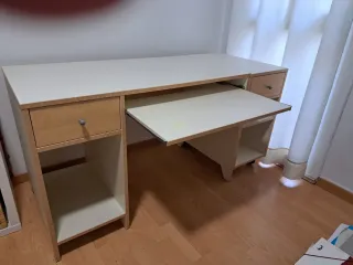 Escritorio con cajones y estantes