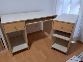 Escritorio con cajones y estantes