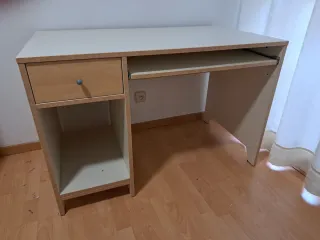 Escritorio con cajones y estantes