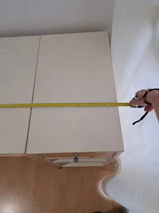 Escritorio con cajones y estantes