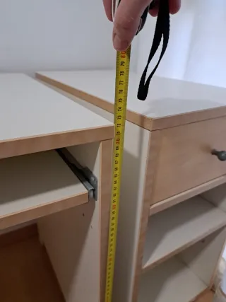 Escritorio con cajones y estantes