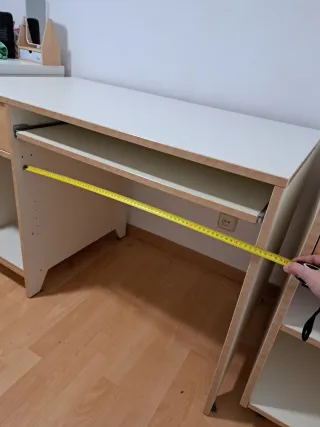 Escritorio con cajones y estantes