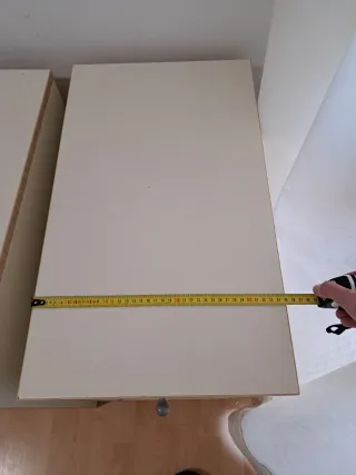 Escritorio con cajones y estantes