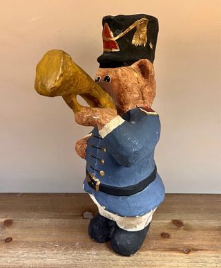 Figura vintage de oso músico en cartón piedra 34cm