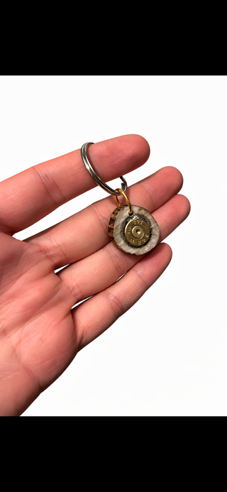 Llavero cuerna con casquillo de bala