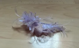 Tocado flores y plumas para boda o evento.