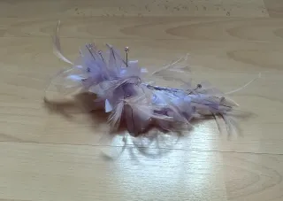 Tocado flores y plumas para boda o evento.