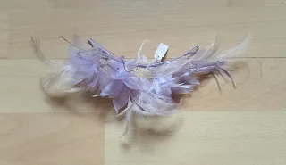 Tocado flores y plumas para boda o evento.