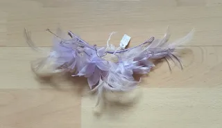 Tocado flores y plumas para boda o evento.