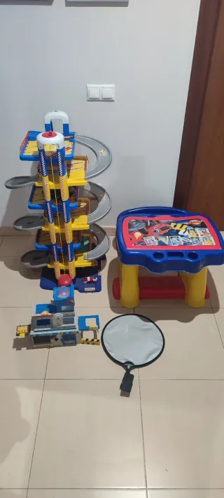 Juego de garaje y mesa infantil