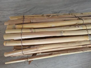 Barrera de bambú y césped artificial para balcón