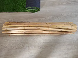 Barrera de bambú y césped artificial para balcón