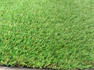 Barrera de bambú y césped artificial para balcón