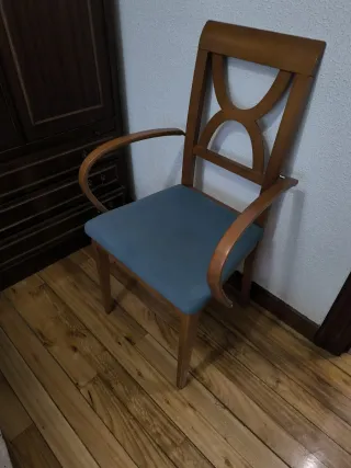 Silla de madera con reposabrazos