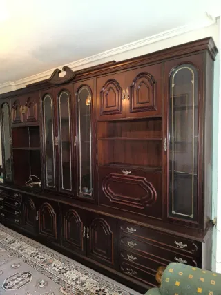 Mueble de salón de madera y cristal