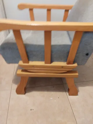 Silla mecedora de madera y tela