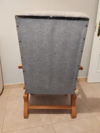 Silla mecedora de madera y tela
