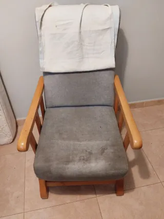 Silla mecedora de madera y tela