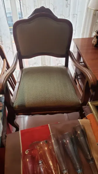 Silla antigua de madera y tela