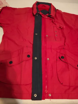 Parka Roja con Bolsillos