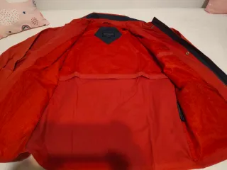 Parka Roja con Bolsillos