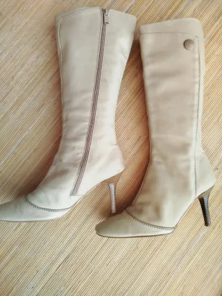 Botas de piel color crema