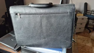 Maletín de cuero negro con cierre metálico