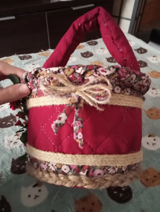 Cesta decorativa de tela.