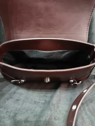 Borsa marrone con borchie misura 23 x 13