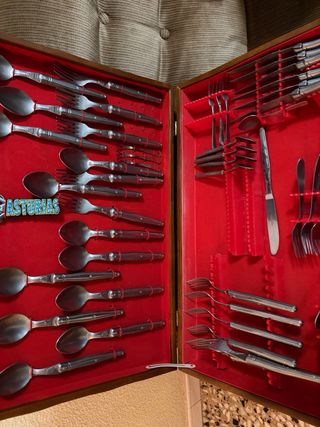 Set de cubiertos de metal y madera