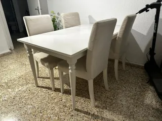 Mesa extensible y 4 sillas blancas