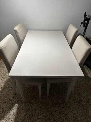 Mesa extensible y 4 sillas blancas