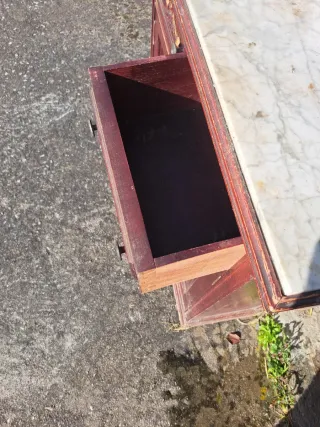 Mueble de madera con espejo y mármol