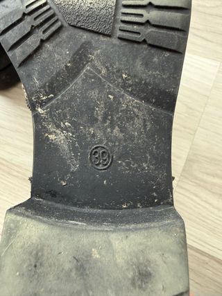 Botines negros tachuelas