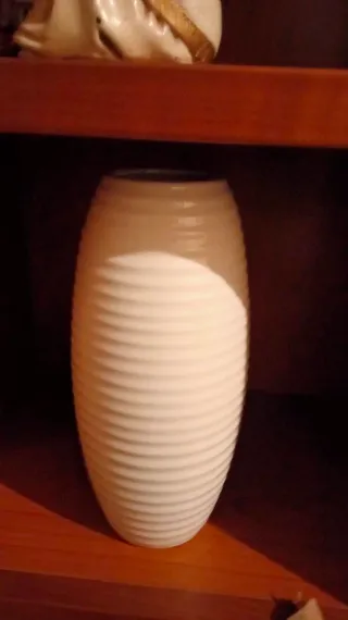 Jarrón blanco de cerámica