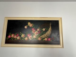 Cuadro de flores rosas y cesta mimbre