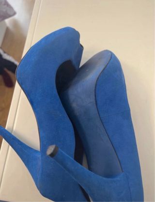 Zapatos de tacón azul ante mujer