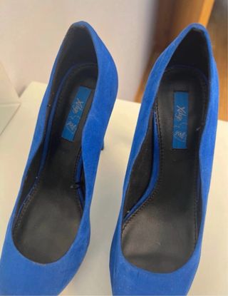Zapatos de tacón azul ante mujer