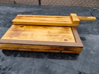 Partidor de aceitunas de madera